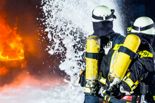 Espuma mecânica ou Pó químico Entenda as diferenças no combate a incêndios