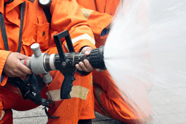 Esguicho regulável ou jato sólido vantagens e aplicações em situações de emergência