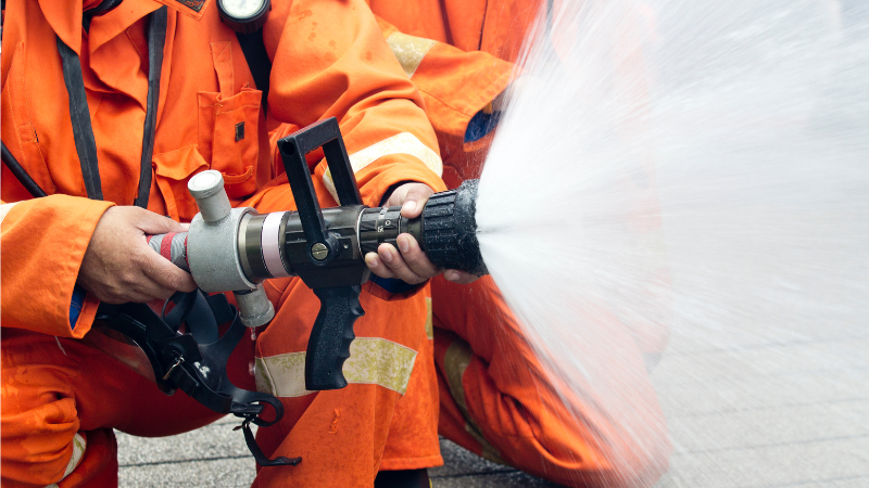 Esguicho regulável ou jato sólido vantagens e aplicações em situações de emergência